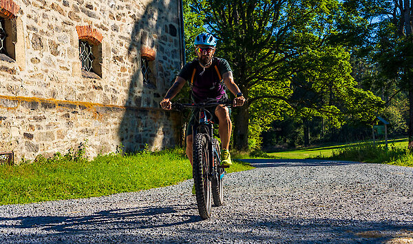 Radtour mit der ganzen Familie im Bayerischen Wald - © Shutterstock, Kzenon